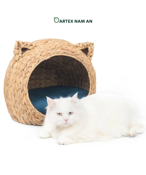 Expand your pet care collection with our premium Wholesale Pet Bed collection. Handwoven from eco-friendly water hyacinth, this high-quality artisanal cat and dog bed blends heritage weaving with modern Japandi, Scandinavian, and Minimalist interior styles. Tailored for pet-friendly HORECA suites, workspaces, and boutique retail. Bulk trade ready.