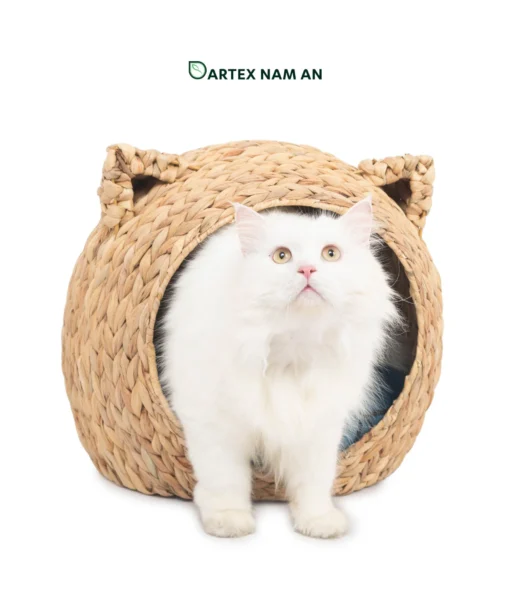 Expand your pet care collection with our premium Wholesale Pet Bed collection. Handwoven from eco-friendly water hyacinth, this high-quality artisanal cat and dog bed blends heritage weaving with modern Japandi, Scandinavian, and Minimalist interior styles. Tailored for pet-friendly HORECA suites, workspaces, and boutique retail. Bulk trade ready.