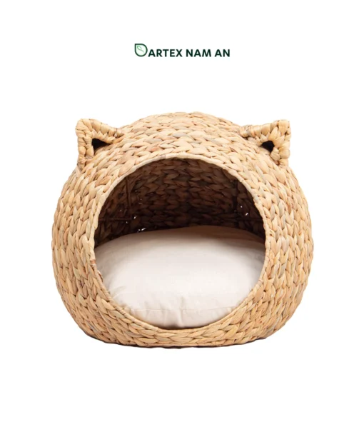 Expand your pet care collection with our premium Wholesale Pet Bed collection. Handwoven from eco-friendly water hyacinth, this high-quality artisanal cat and dog bed blends heritage weaving with modern Japandi, Scandinavian, and Minimalist interior styles. Tailored for pet-friendly HORECA suites, workspaces, and boutique retail. Bulk trade ready.