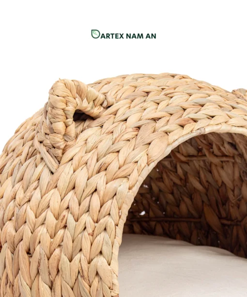 Expand your pet care collection with our premium Wholesale Pet Bed collection. Handwoven from eco-friendly water hyacinth, this high-quality artisanal cat and dog bed blends heritage weaving with modern Japandi, Scandinavian, and Minimalist interior styles. Tailored for pet-friendly HORECA suites, workspaces, and boutique retail. Bulk trade ready.