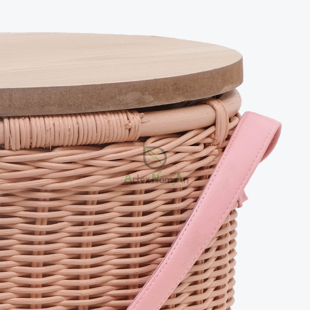 Round wicker basket with lid in natural colour. Picnic basket