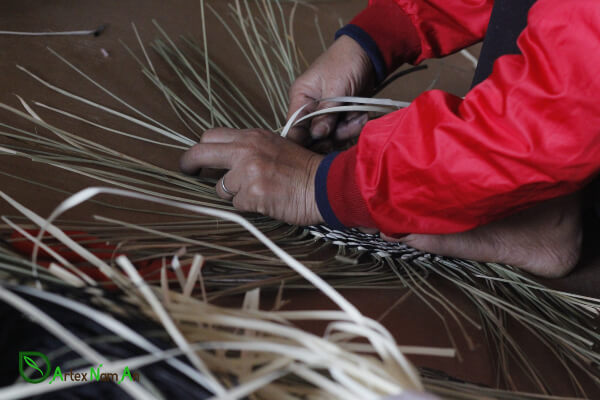 Factories often outsource dried seagrass and other accessories for production.