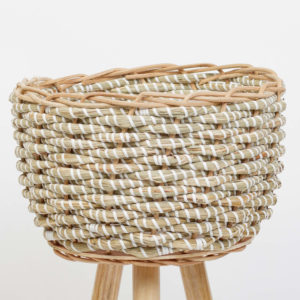 Seagrass planter with removable stands 9