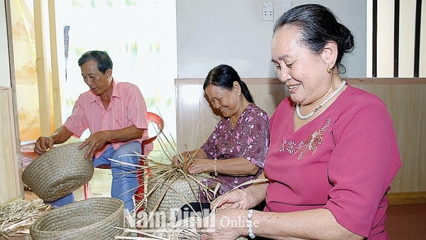 Most weavers are sub-contracts, so handicraft products are mainly made at farm household level.