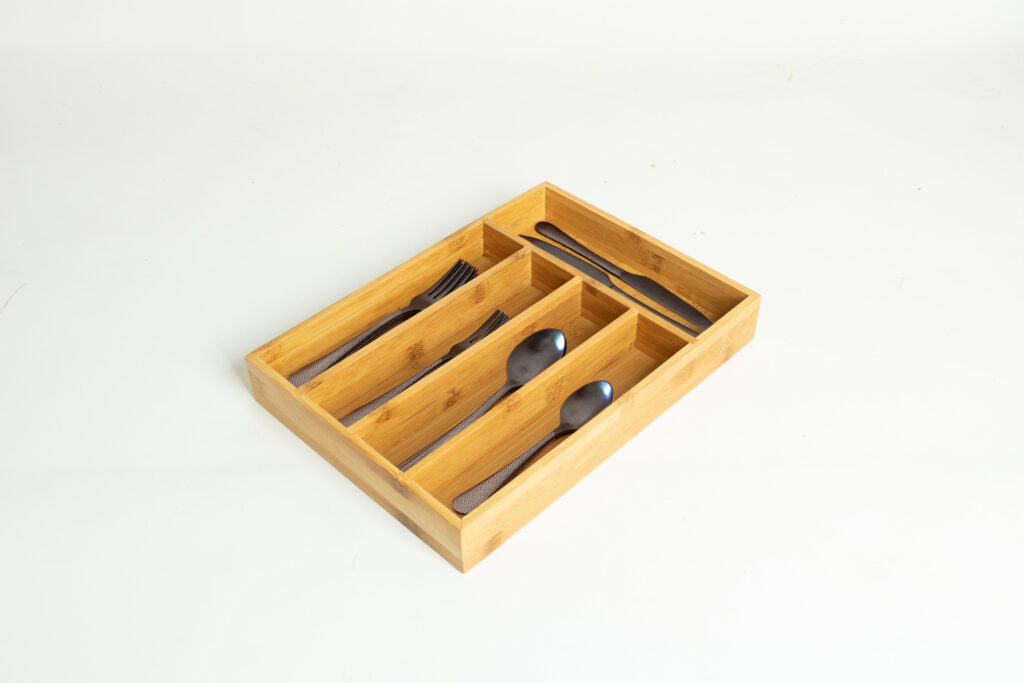 Shop Wholesale Natural FSC Bamboo Cutlery Tray with 5 compartments for neat kitchen drawer organization in modern homes and hospitality spaces. We welcome bulk orders, OEM/ODM collaborations, and private label projects for retailers, wholesalers, sourcing agents, and HORECA buyers.