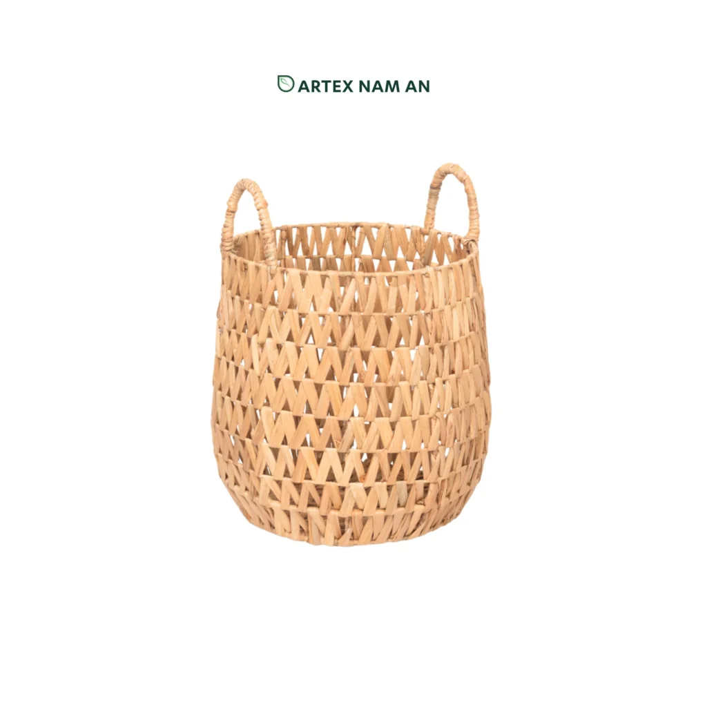 Wholesale Set of 2 Multipurpose Water Hyacinth Laundry Hamper with Handles for modern laundry and home organization. Ideal for minimalist, bohemian and modern interiors. We welcome bulk orders, OEM/ODM collaborations, and private label projects for retailers, wholesalers, sourcing agents, and HORECA buyers.