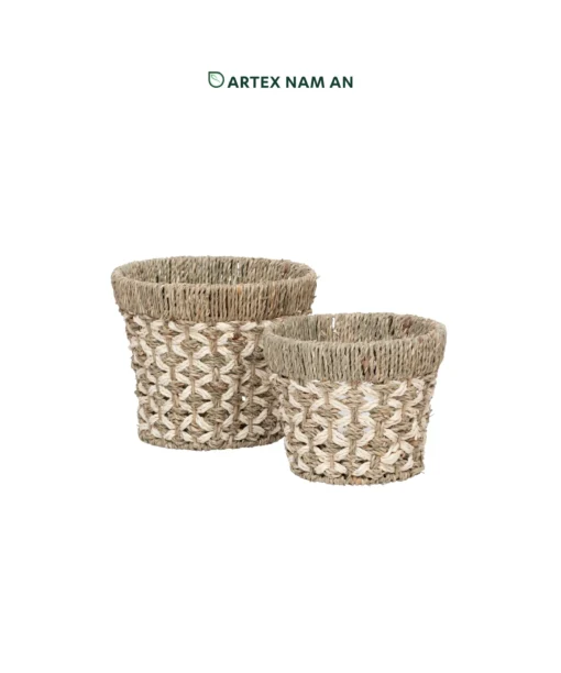 Wholesale Set of 2 Seagrass with Palm leaf Planter for home décor, indoor gardens and wedding styling. Natural look for farmhouse, contemporary and bohemian interiors. We welcome bulk orders, OEM/ODM collaborations and private label projects for retailers, wholesalers, sourcing agents and HORECA buyers.