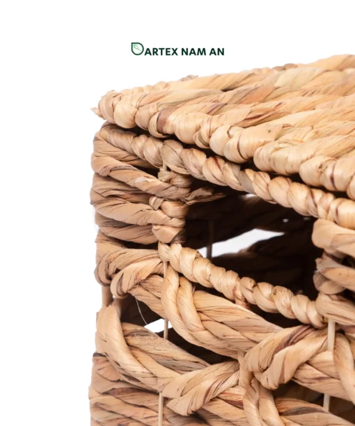 Wholesale Storage Basket made from natural water hyacinth with lid for tidy home, office, HORECA and retail organization in contemporary, modern, coastal and boho chic interiors. We welcome bulk orders, OEM/ODM collaborations and private label projects for retailers, wholesalers, sourcing agents and hospitality buyers.