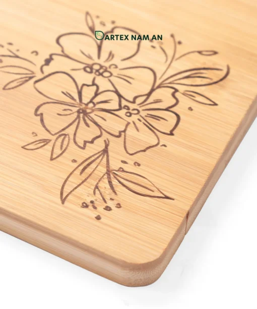 Wholesale Bamboo Serving Tray with laser engraved flower decoration for charcuterie, snacks and HORECA dining in minimalist and modern interiors. Ideal for home, hotel, café and restaurant use. We welcome bulk orders, OEM/ODM collaborations, and private label projects for retailers, wholesalers, sourcing agents, and HORECA buyers.