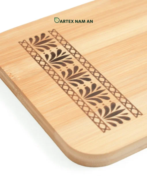 Wholesale Bamboo Serving Tray with laser engraving Mediterranean theme for charcuterie, snacks and multifunction use as a cutting board in modern kitchens and HORECA. We welcome bulk orders, OEM/ODM collaborations and private label projects for retailers, wholesalers, sourcing agents and hospitality buyers.