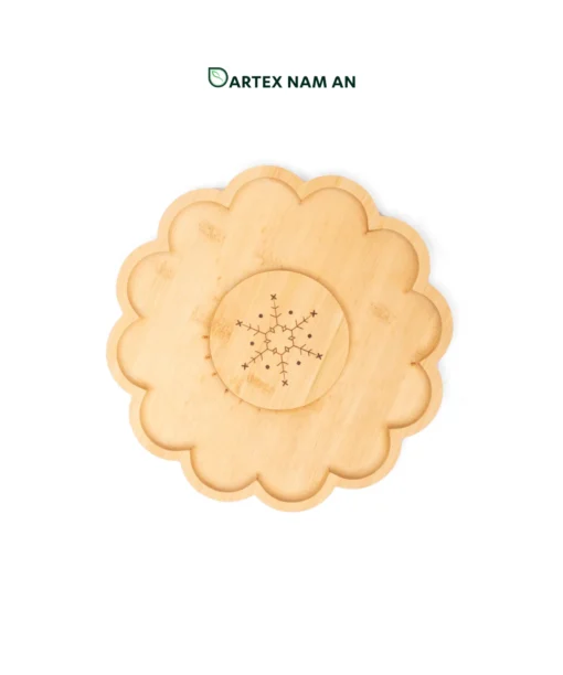 Wholesale Bamboo Serving Tray with laser engrave decoration for charcuterie, snacks and HORECA dining in modern, minimalist interiors. Ideal for home, hotel, café and restaurant service. We welcome bulk orders, OEM/ODM collaborations and private label projects for retailers, wholesalers, sourcing agents and HORECA buyers.