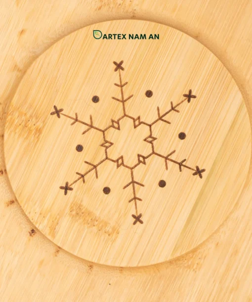 Wholesale Bamboo Serving Tray with laser engrave decoration for charcuterie, snacks and HORECA dining in modern, minimalist interiors. Ideal for home, hotel, café and restaurant service. We welcome bulk orders, OEM/ODM collaborations and private label projects for retailers, wholesalers, sourcing agents and HORECA buyers.