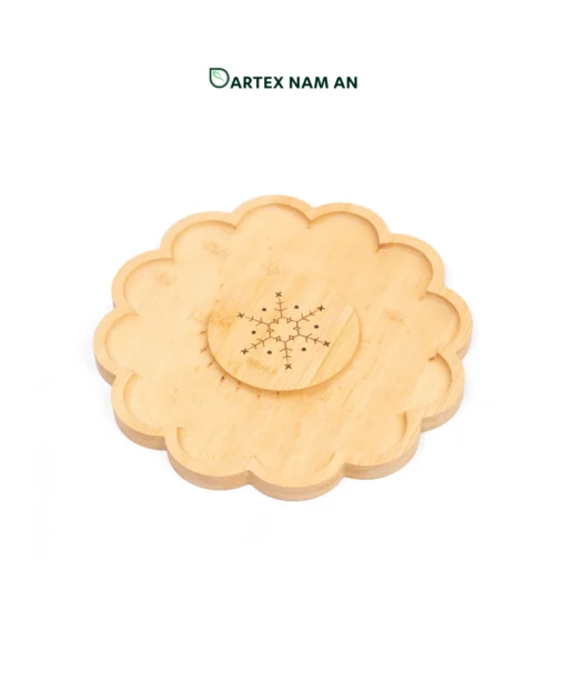 Wholesale Bamboo Serving Tray with laser engrave decoration for charcuterie, snacks and HORECA dining in modern, minimalist interiors. Ideal for home, hotel, café and restaurant service. We welcome bulk orders, OEM/ODM collaborations and private label projects for retailers, wholesalers, sourcing agents and HORECA buyers.