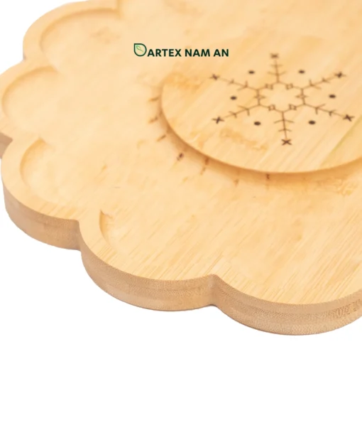 Wholesale Bamboo Serving Tray with laser engrave decoration for charcuterie, snacks and HORECA dining in modern, minimalist interiors. Ideal for home, hotel, café and restaurant service. We welcome bulk orders, OEM/ODM collaborations and private label projects for retailers, wholesalers, sourcing agents and HORECA buyers.