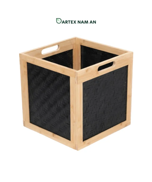 Optimize bulk logistics and store real estate with our high-contrast cube Wholesale Storage Basket. Features a flat-pack knock-down design, premium natural bamboo frame, and tightly woven black herringbone panels. Ideal for HORECA linens, office organization, and retail shelves. Bulk ready.