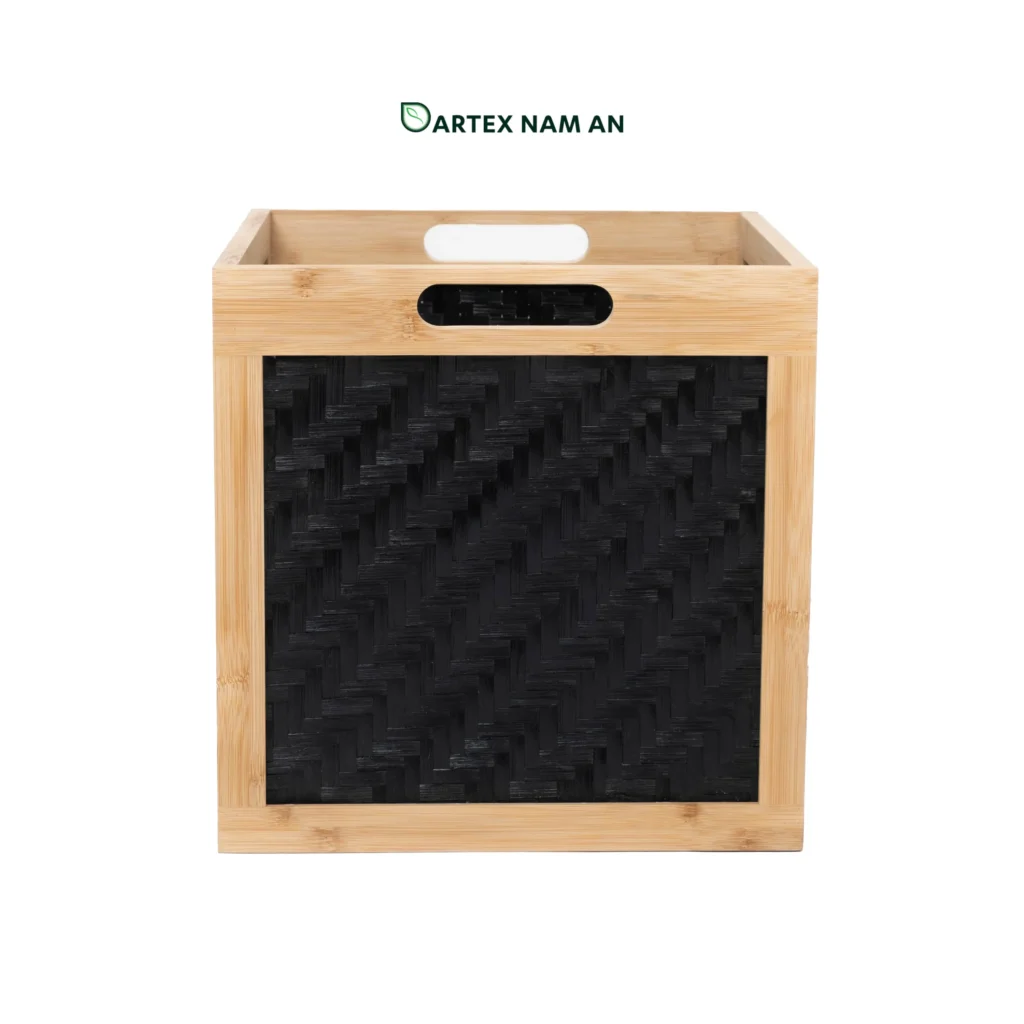 Optimize bulk logistics and store real estate with our high-contrast cube Wholesale Storage Basket. Features a flat-pack knock-down design, premium natural bamboo frame, and tightly woven black herringbone panels. Ideal for HORECA linens, office organization, and retail shelves. Bulk ready.