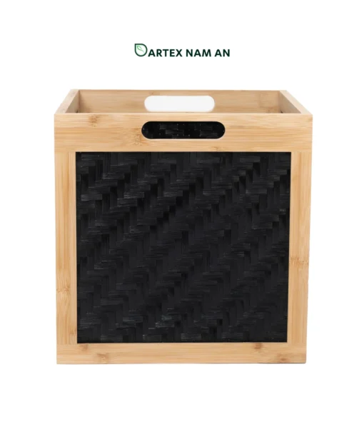Optimize bulk logistics and store real estate with our high-contrast cube Wholesale Storage Basket. Features a flat-pack knock-down design, premium natural bamboo frame, and tightly woven black herringbone panels. Ideal for HORECA linens, office organization, and retail shelves. Bulk ready.