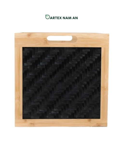 Optimize bulk logistics and store real estate with our high-contrast cube Wholesale Storage Basket. Features a flat-pack knock-down design, premium natural bamboo frame, and tightly woven black herringbone panels. Ideal for HORECA linens, office organization, and retail shelves. Bulk ready.