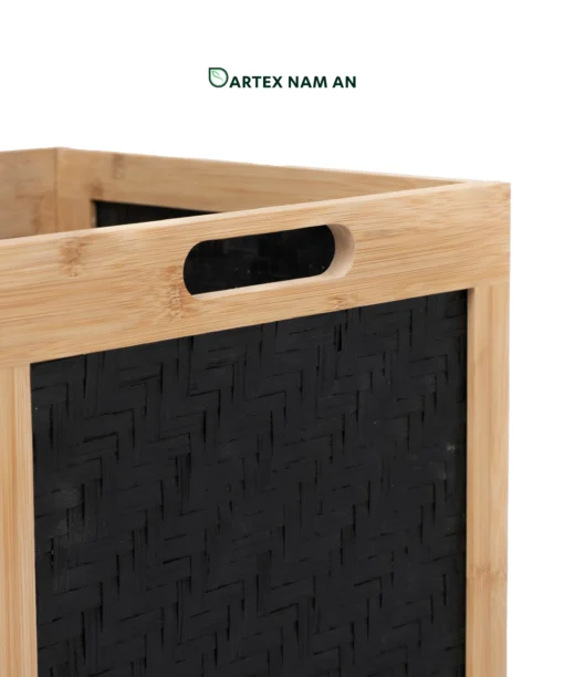 Optimize bulk logistics and store real estate with our high-contrast cube Wholesale Storage Basket. Features a flat-pack knock-down design, premium natural bamboo frame, and tightly woven black herringbone panels. Ideal for HORECA linens, office organization, and retail shelves. Bulk ready.
