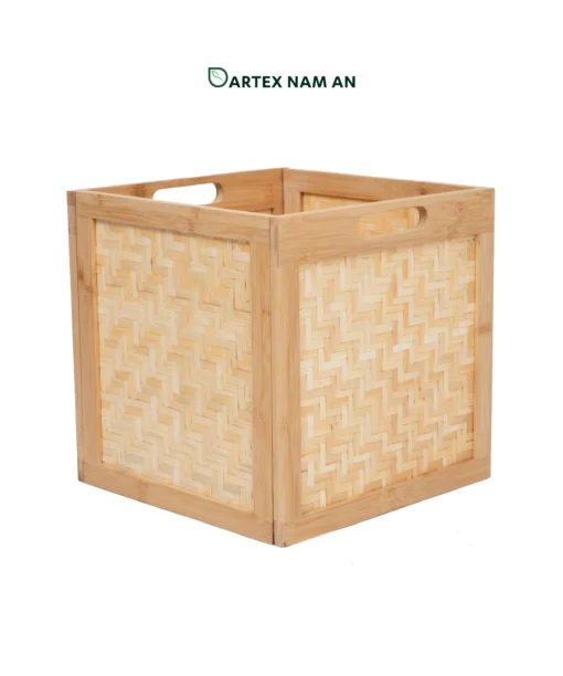 Optimize bulk logistics and store real estate with our deep cube Wholesale Storage Basket. Features a flat-pack knock-down design, premium herringbone woven bamboo panels, and dual handles. Ideal for HORECA linens, office storage, and home organization. Bulk ready.