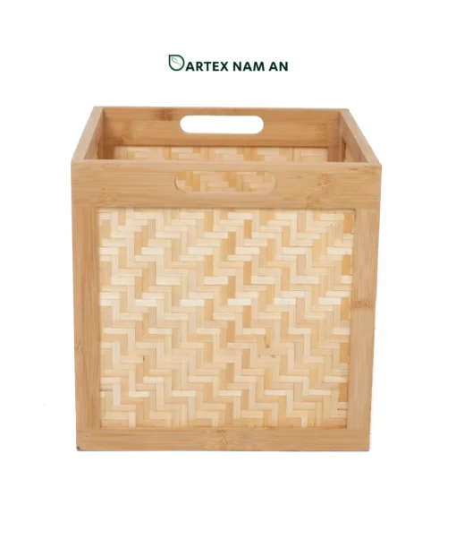 Optimize bulk logistics and store real estate with our deep cube Wholesale Storage Basket. Features a flat-pack knock-down design, premium herringbone woven bamboo panels, and dual handles. Ideal for HORECA linens, office storage, and home organization. Bulk ready.