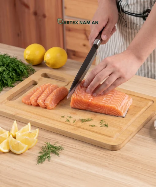 Elevate food safety with our Wholesale Cutting Board made from 100% natural bamboo. Featuring an index tab design for cross-contamination prevention, a perimeter juice groove, and an integrated handle. Perfect for HORECA, retail, and modern office pantries. Sustainable, durable, and bulk-ready.