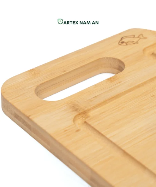 Elevate food safety with our Wholesale Cutting Board made from 100% natural bamboo. Featuring an index tab design for cross-contamination prevention, a perimeter juice groove, and an integrated handle. Perfect for HORECA, retail, and modern office pantries. Sustainable, durable, and bulk-ready.