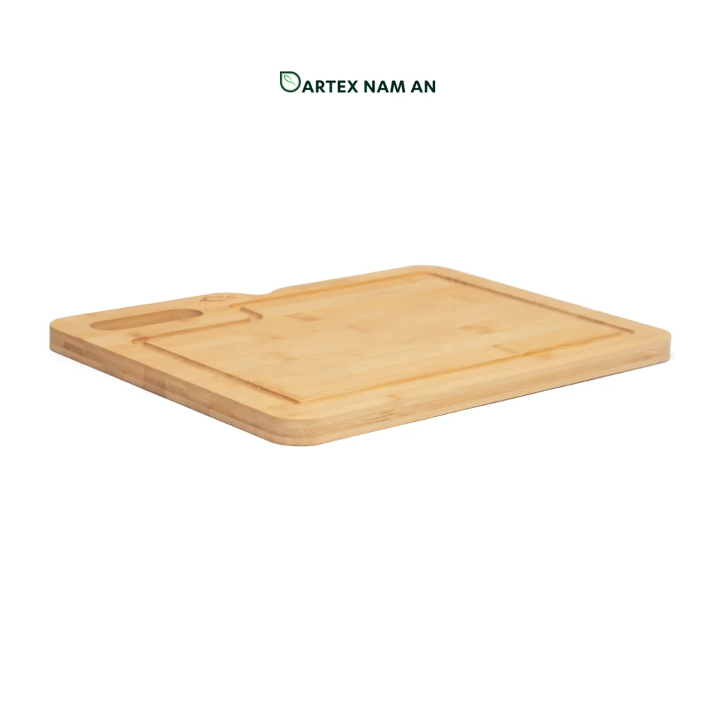 Elevate food safety with our Wholesale Cutting Board made from 100% natural bamboo. Featuring an index tab design for cross-contamination prevention, a perimeter juice groove, and an integrated handle. Perfect for HORECA, retail, and modern office pantries. Sustainable, durable, and bulk-ready.