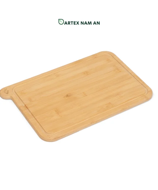 Streamline kitchen safety with our Wholesale Cutting Board made from 100% natural bamboo. Features a specific fish-index tab for cross-contamination prevention and a perimeter juice groove. Ideal for HORECA, eco-friendly retailers, and modern office pantries. Durable, antimicrobial, and bulk-ready.