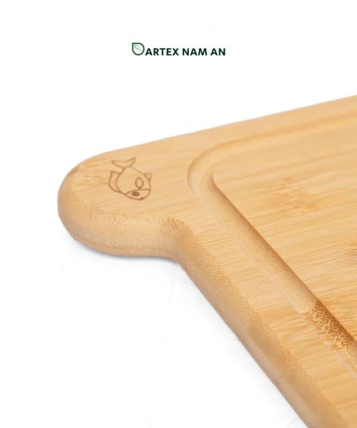 Streamline kitchen safety with our Wholesale Cutting Board made from 100% natural bamboo. Features a specific fish-index tab for cross-contamination prevention and a perimeter juice groove. Ideal for HORECA, eco-friendly retailers, and modern office pantries. Durable, antimicrobial, and bulk-ready.