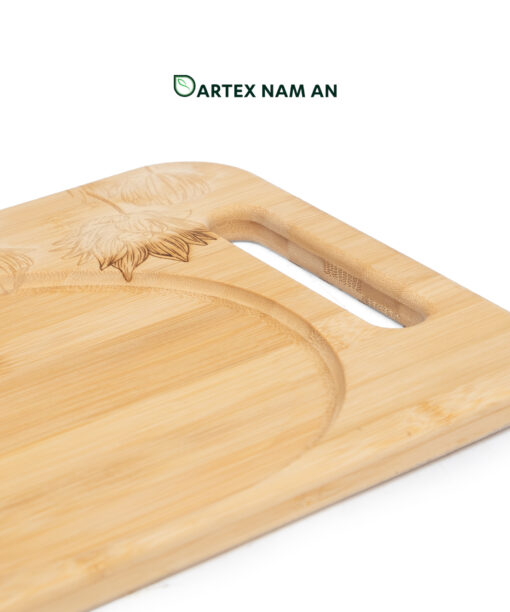 Expand your catalog with our premium natural bamboo Wholesale Serving Tray. Features dual cut-out handles, artistic floral engravings, and an asymmetrical groove. Ideal for HORECA, corporate events, and Japandi-style retail. Durable, sustainable, and ready for bulk sourcing.