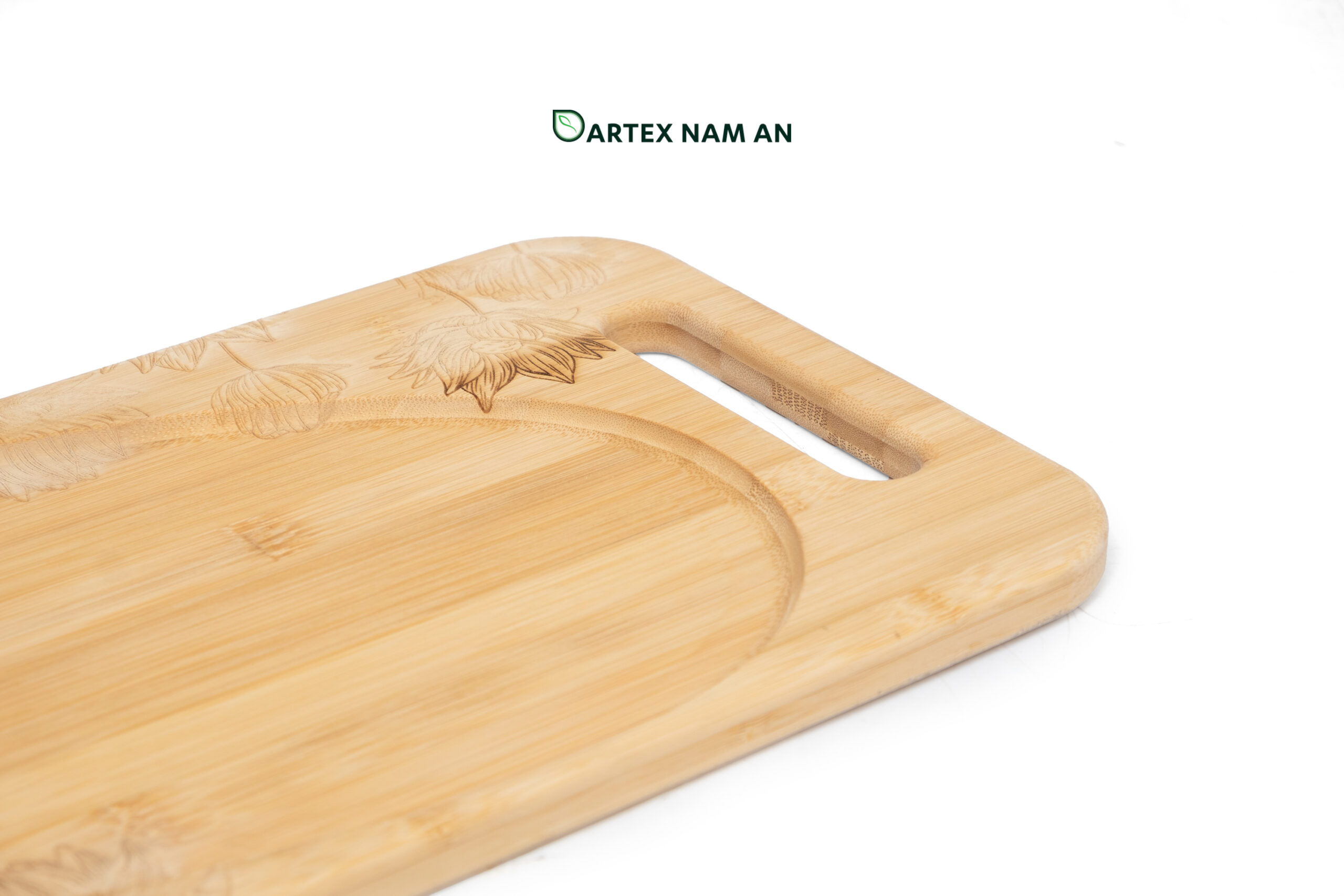 Natural Bamboo Wholesale Serving Tray Floral Laser-Engraved with Juice Groove for HORECA, Retail, and Corporate Hospitality Expand your catalog with our premium natural bamboo Wholesale Serving Tray. Features dual cut-out handles, artistic floral engravings, and an asymmetrical groove. Ideal for HORECA, corporate events, and Japandi-style retail. Durable, sustainable, and ready for bulk sourcing.