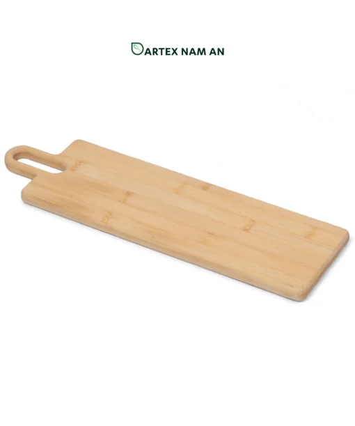 Boost table efficiency with our elongated natural bamboo Wholesale Serving Tray. Featuring a crisp geometric rectangle profile and a sturdy paddle handle. Perfect for space-saving food service in HORECA, corporate pantries, and modern retail collections. Durable, eco-friendly, and ready for bulk orders.
