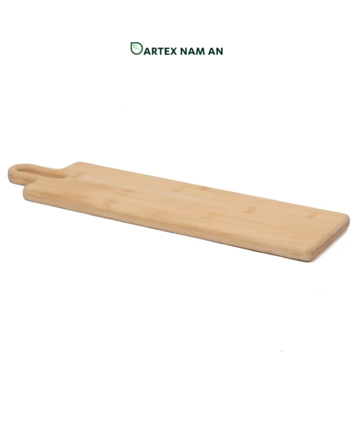 Boost table efficiency with our elongated natural bamboo Wholesale Serving Tray. Featuring a crisp geometric rectangle profile and a sturdy paddle handle. Perfect for space-saving food service in HORECA, corporate pantries, and modern retail collections. Durable, eco-friendly, and ready for bulk orders.
