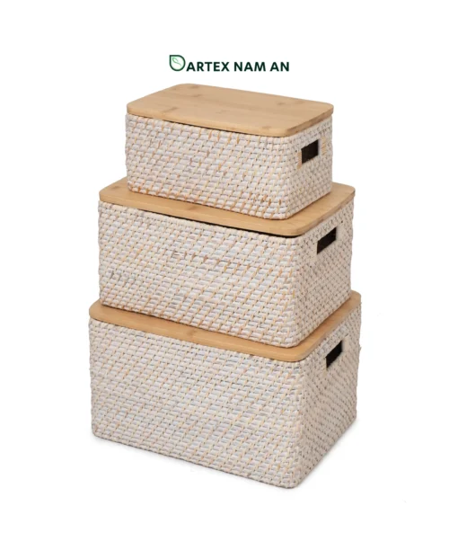 Optimize your storage inventory with our 3-piece nesting Wholesale Rattan Basket set. Hand-woven from washed natural rattan with solid, removable bamboo lids and integrated handles. Ideal for HORECA room amenities, modern offices, and retail shelves. Fits Japandi and Scandinavian decors. Bulk ready.