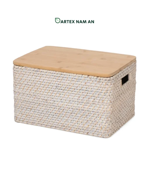 Optimize your storage inventory with our 3-piece nesting Wholesale Rattan Basket set. Hand-woven from washed natural rattan with solid, removable bamboo lids and integrated handles. Ideal for HORECA room amenities, modern offices, and retail shelves. Fits Japandi and Scandinavian decors. Bulk ready.