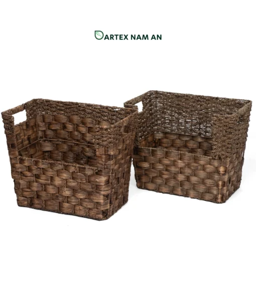 Optimize vertical shelf space with our stackable Wholesale Storage Basket. Handwoven from dark brown seagrass and water hyacinth with an accessible front-loading scoop design. Ideal for HORECA amenities, modern office sorting, and retail display. Bulk ready.