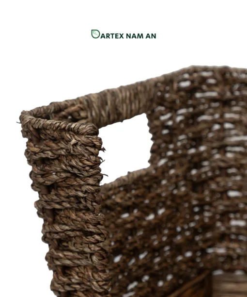 Optimize vertical shelf space with our stackable Wholesale Storage Basket. Handwoven from dark brown seagrass and water hyacinth with an accessible front-loading scoop design. Ideal for HORECA amenities, modern office sorting, and retail display. Bulk ready.