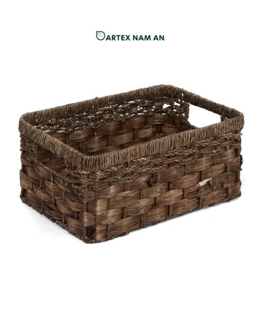 Optimize your shelf displays with our 3-piece nesting Wholesale Storage Basket set. Handwoven from natural dark brown seagrass and water hyacinth. Features 1 large basket and 2 companion insert bins. Ideal for HORECA amenities, corporate office sorting, and retail inventory. Bulk pricing available.