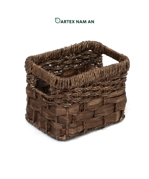 Optimize your shelf displays with our 3-piece nesting Wholesale Storage Basket set. Handwoven from natural dark brown seagrass and water hyacinth. Features 1 large basket and 2 companion insert bins. Ideal for HORECA amenities, corporate office sorting, and retail inventory. Bulk pricing available.