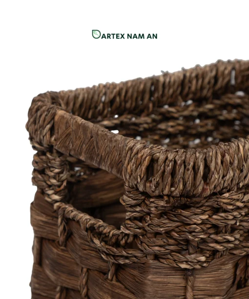 Optimize your shelf displays with our 3-piece nesting Wholesale Storage Basket set. Handwoven from natural dark brown seagrass and water hyacinth. Features 1 large basket and 2 companion insert bins. Ideal for HORECA amenities, corporate office sorting, and retail inventory. Bulk pricing available.