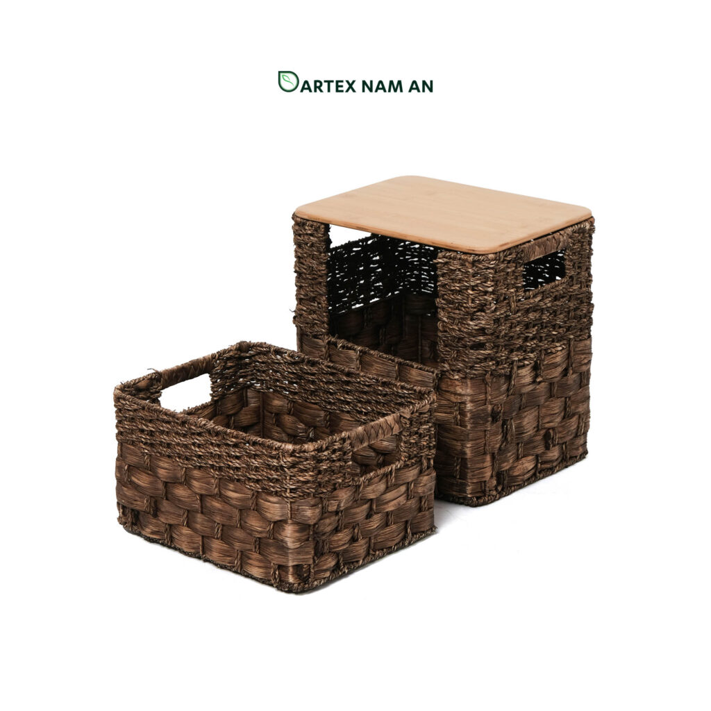 Optimize commercial vertical space with our modular Wholesale Storage Basket tower. Handwoven from natural seagrass and water hyacinth, featuring a front-loading lower bin and a solid wooden mid-lid. Perfect for HORECA, executive offices, and modern retail. Bulk ready.
