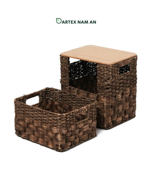 Optimize commercial vertical space with our modular Wholesale Storage Basket tower. Handwoven from natural seagrass and water hyacinth, featuring a front-loading lower bin and a solid wooden mid-lid. Perfect for HORECA, executive offices, and modern retail. Bulk ready.