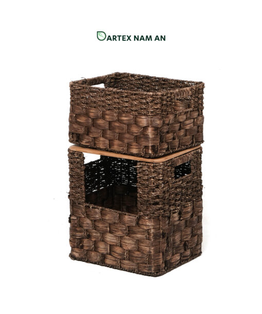 Optimize commercial vertical space with our modular Wholesale Storage Basket tower. Handwoven from natural seagrass and water hyacinth, featuring a front-loading lower bin and a solid wooden mid-lid. Perfect for HORECA, executive offices, and modern retail. Bulk ready.