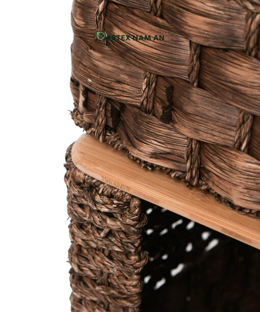 Optimize commercial vertical space with our modular Wholesale Storage Basket tower. Handwoven from natural seagrass and water hyacinth, featuring a front-loading lower bin and a solid wooden mid-lid. Perfect for HORECA, executive offices, and modern retail. Bulk ready.