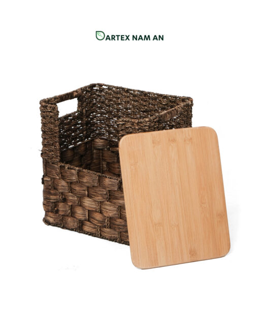 Optimize commercial vertical space with our modular Wholesale Storage Basket tower. Handwoven from natural seagrass and water hyacinth, featuring a front-loading lower bin and a solid wooden mid-lid. Perfect for HORECA, executive offices, and modern retail. Bulk ready.