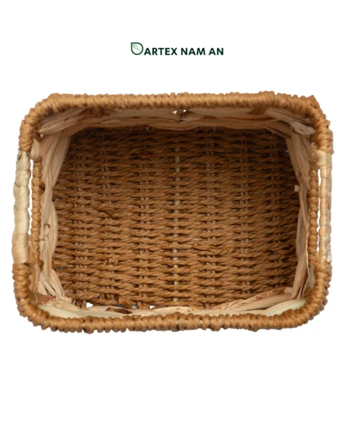 Optimize commercial countertops with our 3-piece modular Wholesale Storage Basket set. Handwoven from natural water hyacinth and paper cord with a durable structured base. Includes 1 large master tray and 2 side-by-side insert bins. Ideal for HORECA amenities, office storage, and retail shelves. Bulk ready.