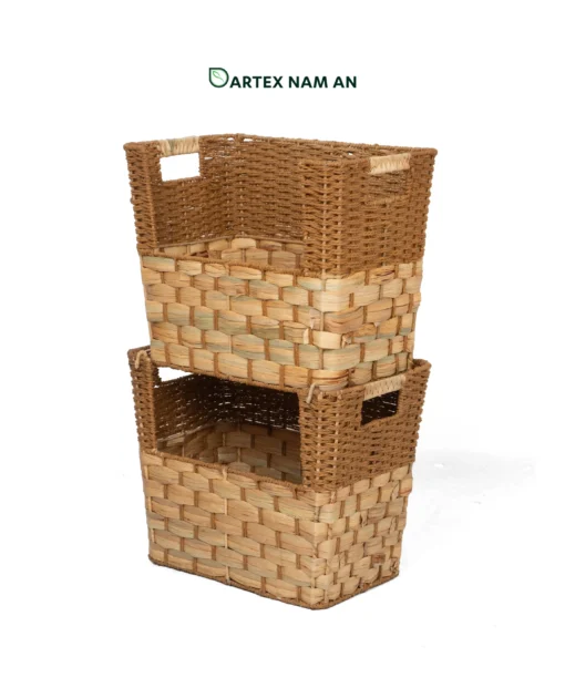 Optimize your vertical shelf space with our 2-tier stackable Wholesale Storage basket set. Handwoven from premium water hyacinth and paper cord with an accessible open-front scoop design. Perfect for HORECA utilities, office sorting, and modern retail. Bulk ready.