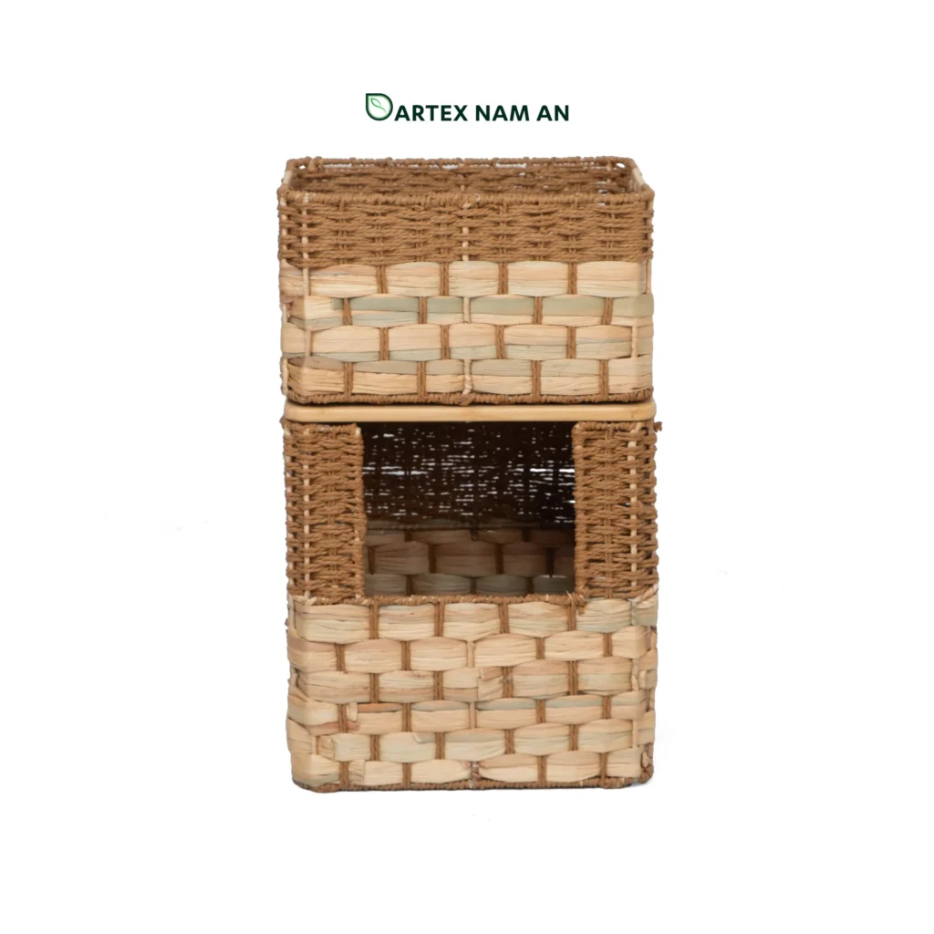 Optimize commercial vertical space with our modular Wholesale Storage Basket tower. Handwoven from water hyacinth and paper cord with a solid bamboo mid-lid. Features a front-loading base bin. Perfect for HORECA, offices, and retail. Bulk ready.