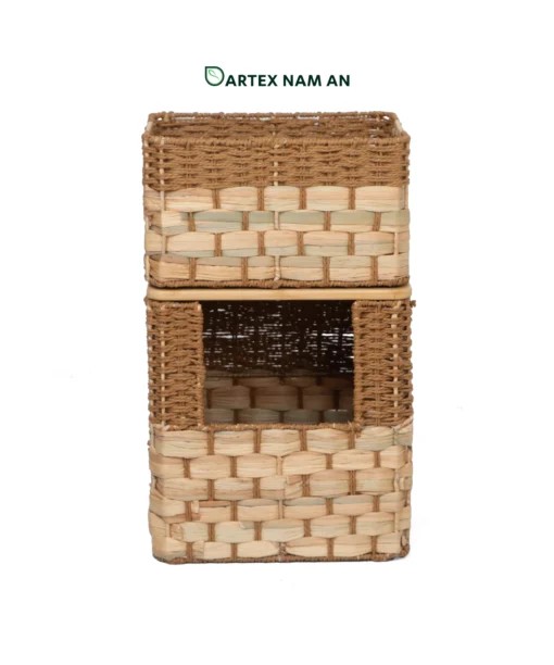 Optimize commercial vertical space with our modular Wholesale Storage Basket tower. Handwoven from water hyacinth and paper cord with a solid bamboo mid-lid. Features a front-loading base bin. Perfect for HORECA, offices, and retail. Bulk ready.